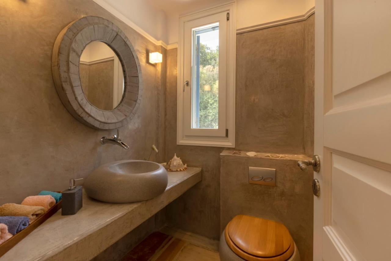 Luxury Villa By The Beach Stenies Bagian luar foto